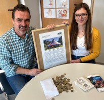 Eine Mitarbeiterin des DSTG Ortsverband Düsseldorf-Mitte (Deutsche Steuergewerkschaft) überreicht Herrn Herrmann die Spende